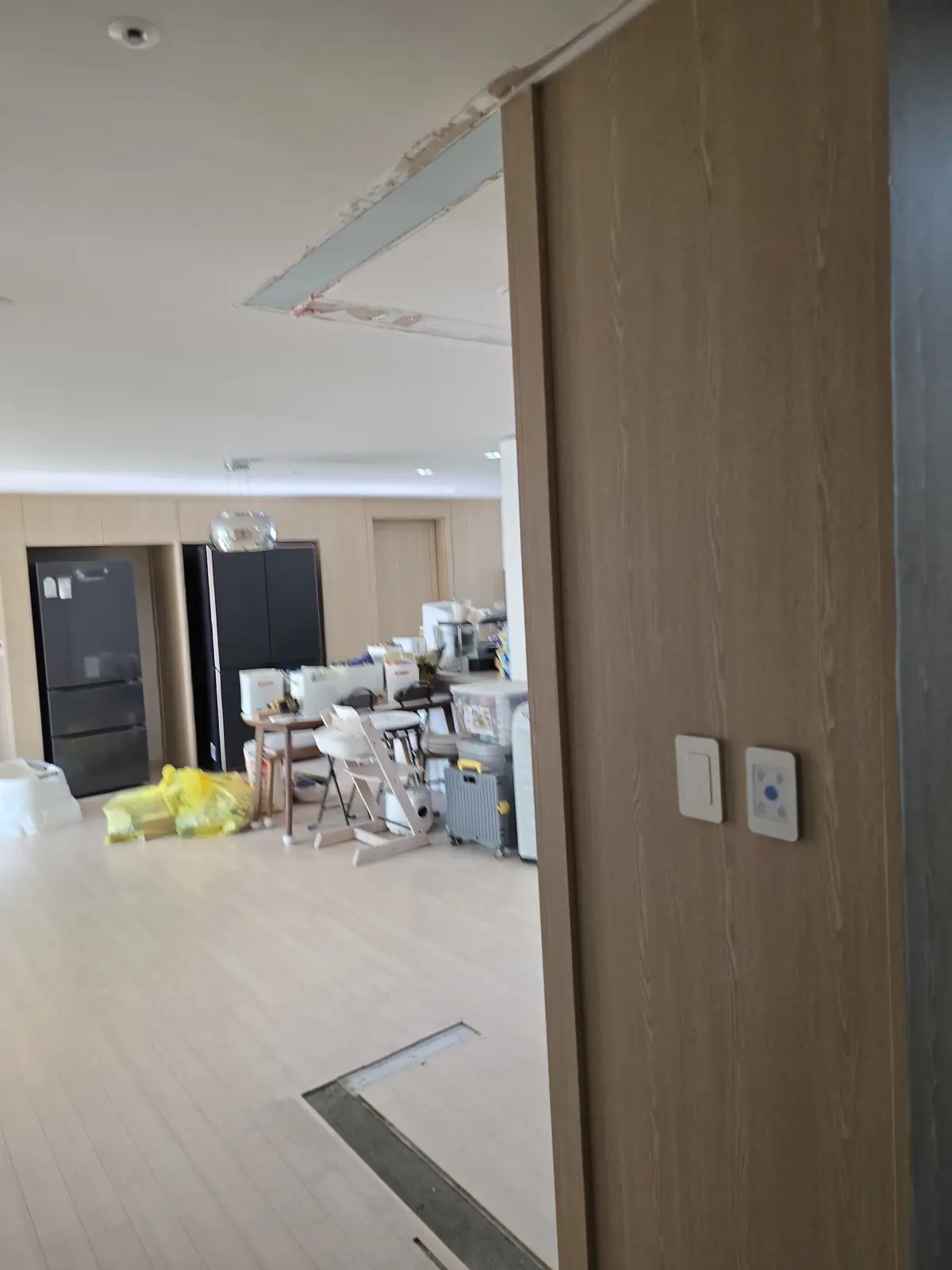 부천 아파트 벽 트기 시공 중 이사짐이 놓인 거실 현장