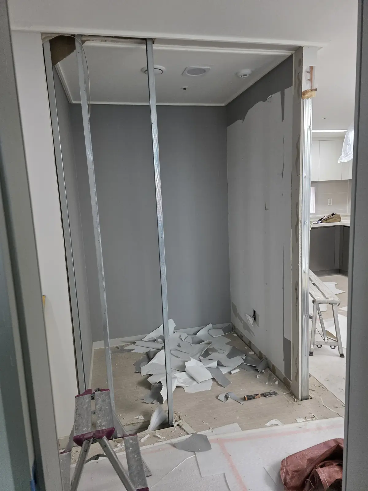 베란다 확장 철거 후 잔재를 정리한 바닥면