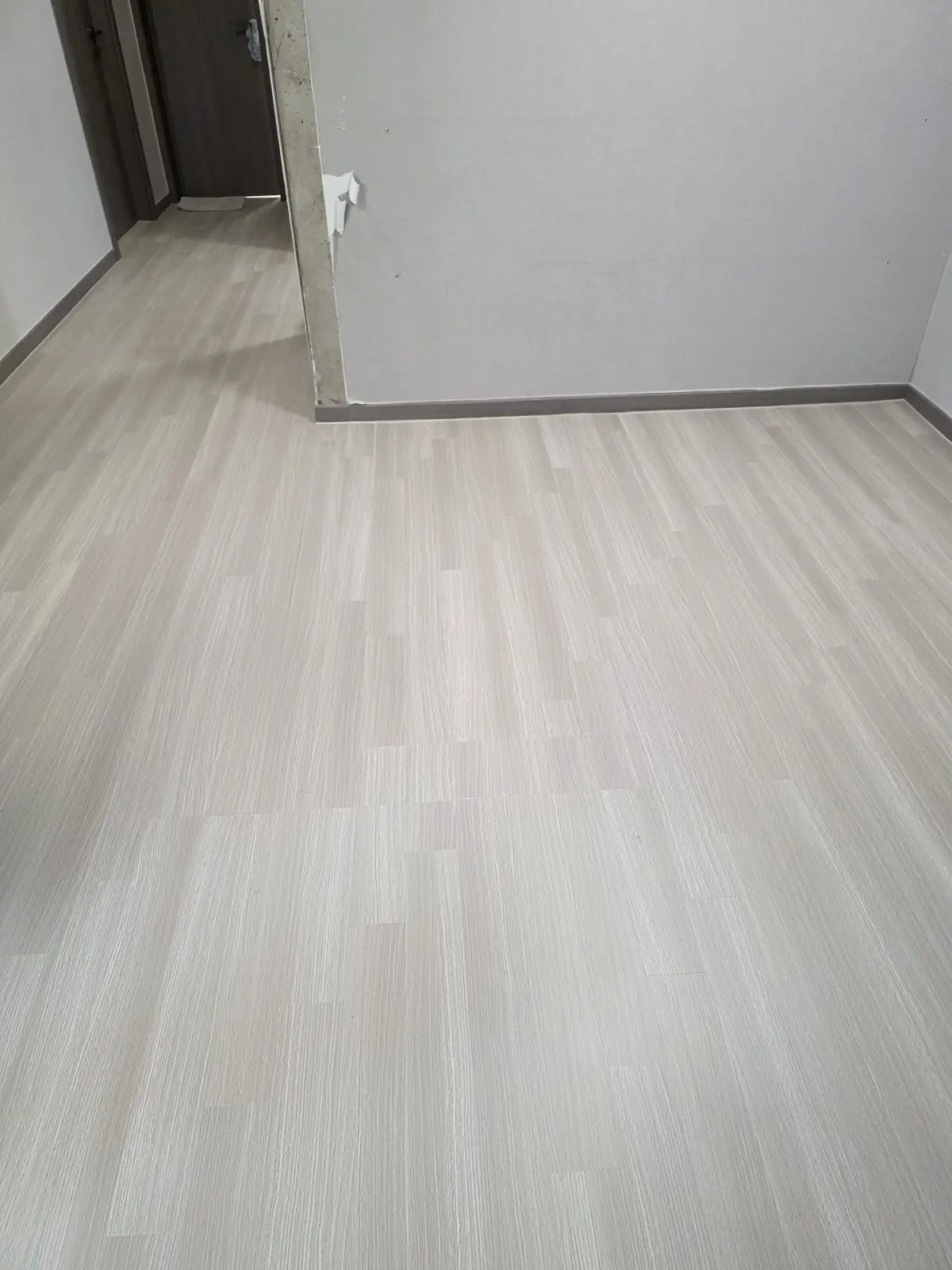 관악구 소형 아파트 가벽 철거 후 넓어진 복도 현장