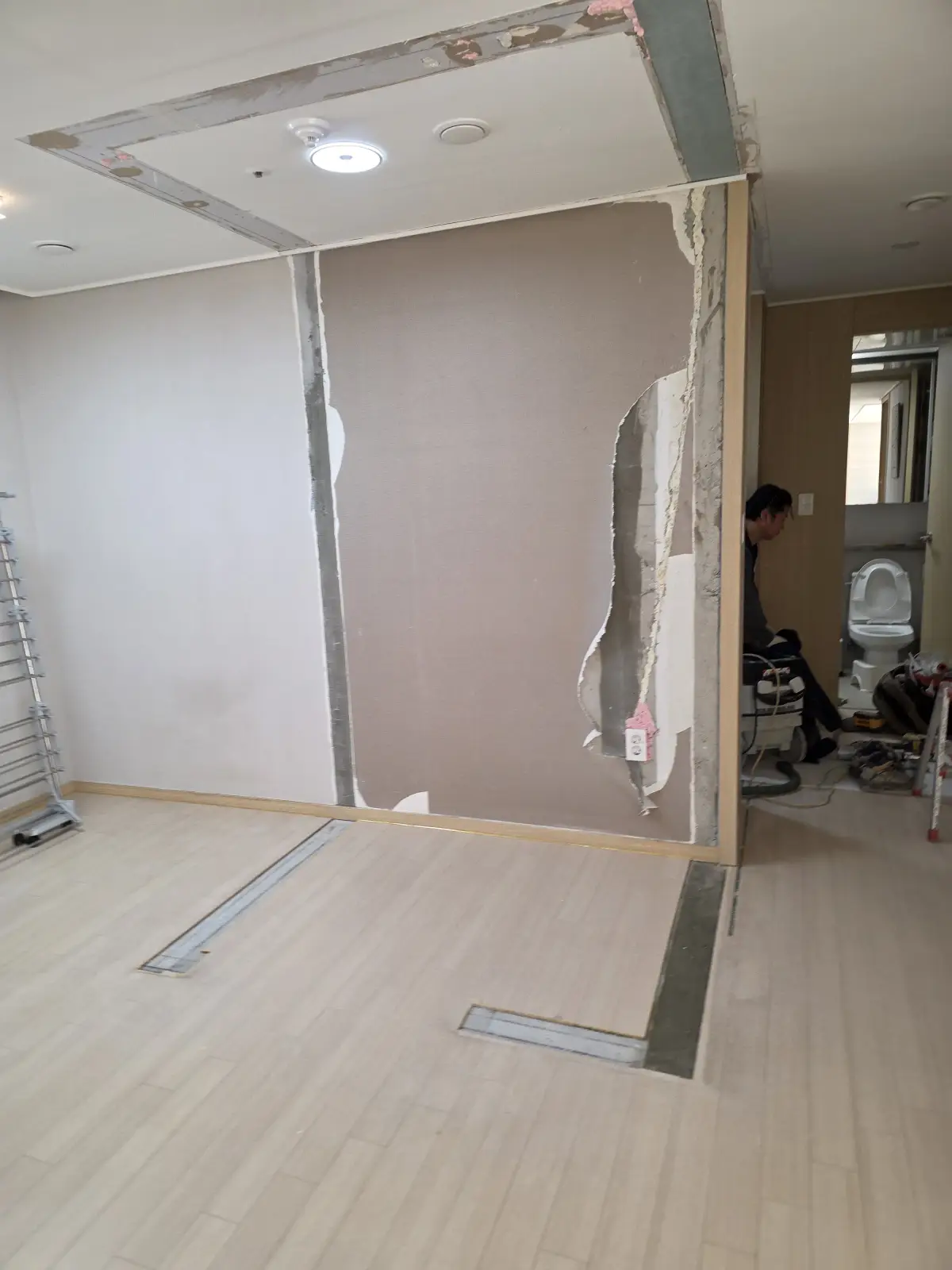화성 동탄 아파트 가벽 철거 중 벽체 내부가 드러난 현장