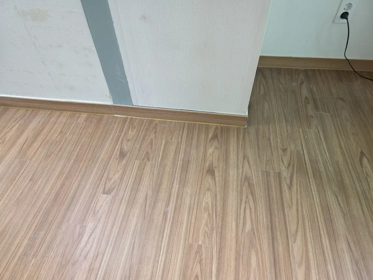 인천 연수구 아파트 가벽 철거 후 벽지 경계와 걸레받이 이음부가 보이는 모서리