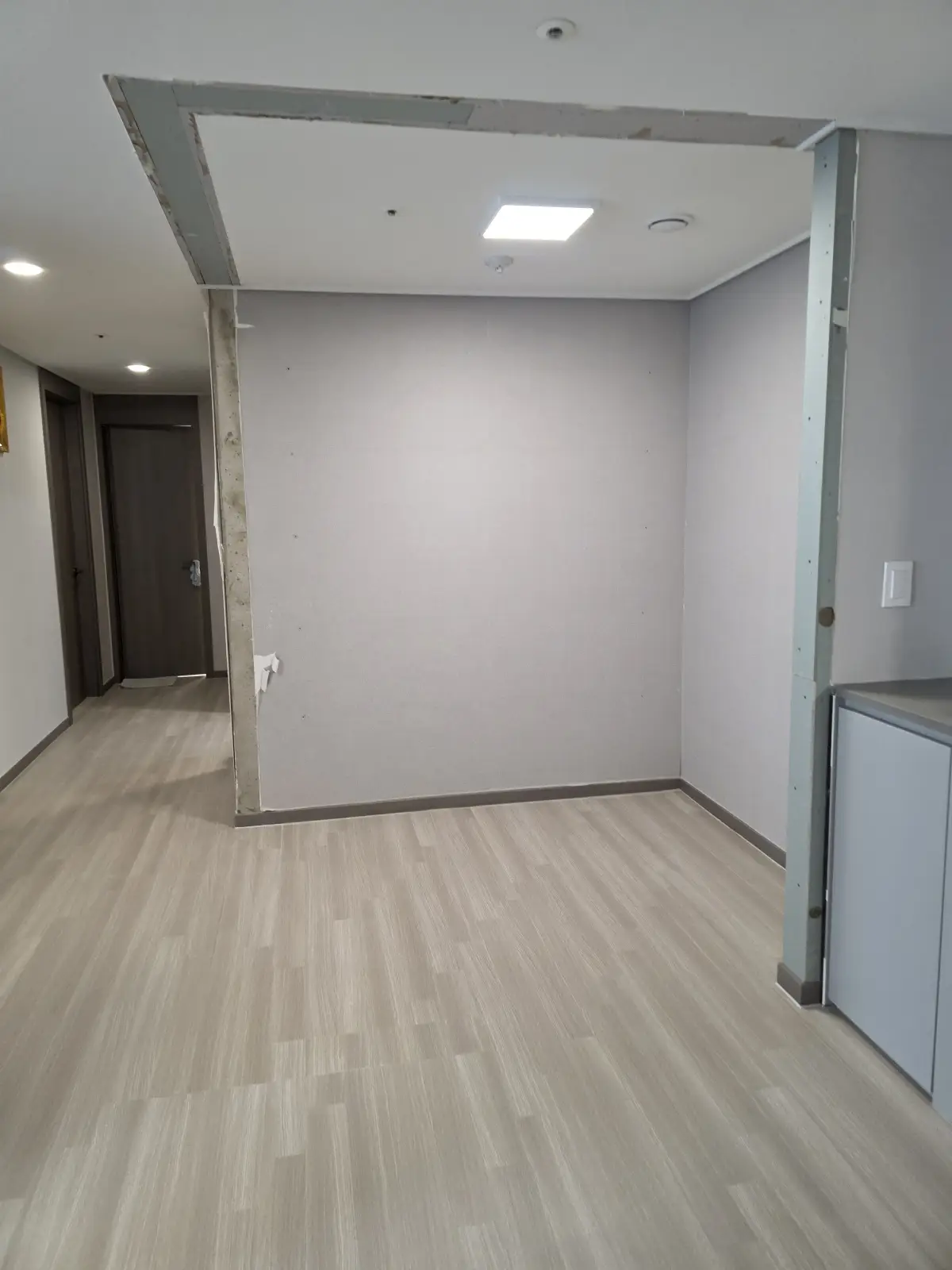 강동구 아파트 가벽 철거 후 구조 기둥 주변 석고보드를 패치한 벽면